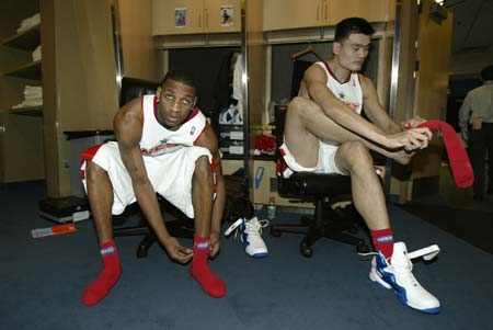 王曼昱3-0横扫李恩惠，发挥稳定，技术多样，孙颖莎等队友观战学习。（王曼昱3-0完胜李恩惠，状态稳健技法多变，孙颖莎等队友场边观摩学习）