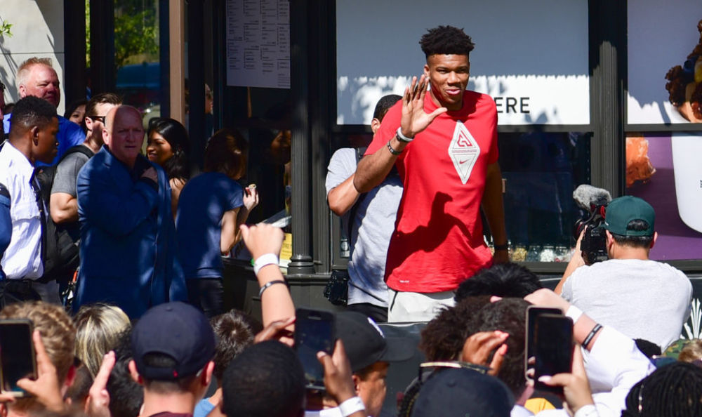 特朗普二儿子：是蓝军邀请我爸颁奖的，他们说这是最大的荣誉（特朗普次子：蓝军邀请我父亲颁奖，称此为最高荣誉）