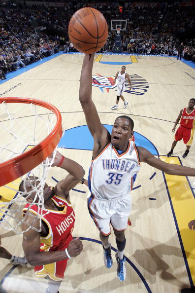 达成桑托斯生涯150球里程碑，内马尔收到俱乐部送的纪念礼物（内马尔迈过桑托斯生涯150球大关，俱乐部献上纪念礼）