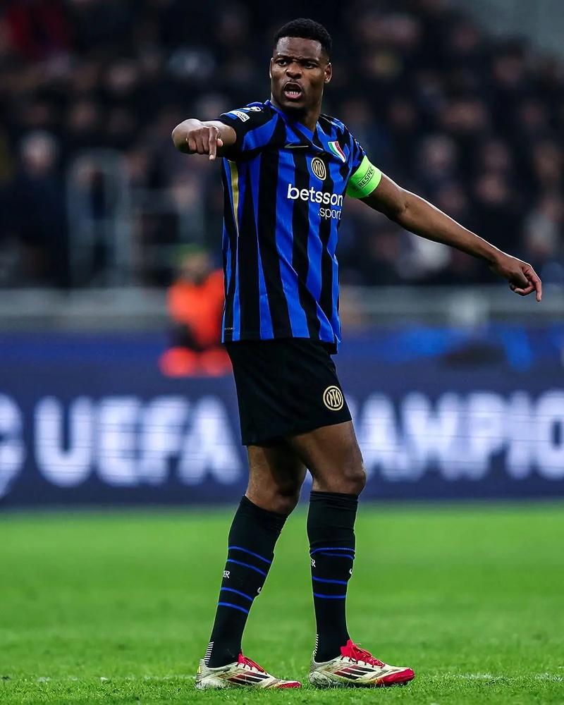 记者：为备战世界杯将继续留在墨超，J罗正与美洲狮队谈判（记者：J罗为世界杯备战选择续留墨超，正与美洲狮商谈加盟）