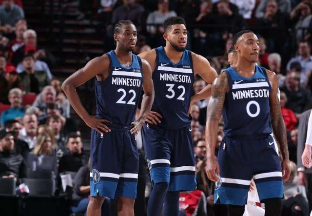 利物浦vs埃因霍温：伊萨克替补，加克波战旧主，萨拉赫首发（利物浦迎战埃因霍温：萨拉赫首发，加克波对旧主，伊萨克替补待命）