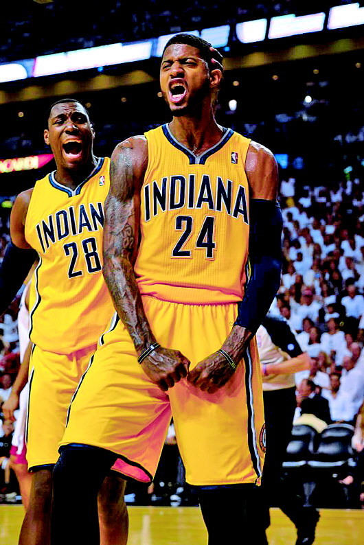 阿隆索驾车离开伯纳乌获皇马球迷力挺：耐心点，我们信任你！（伯纳乌外，皇马球迷为阿隆索打气：耐心点，我们相信你！）