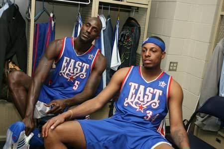 转会市场风云再起！萨拉赫或赴沙特联赛，拜仁豪门相中英格兰新星（足坛转会再起波澜：萨拉赫或转战沙特联，拜仁看上英格兰新星）