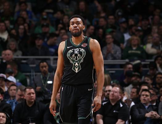 球队防守数据刷新赛季最低失球率（球队防线稳固，赛季失球率创新低）