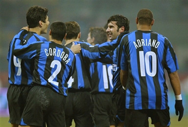 致敬球队传奇，多特官方商城为球迷免费印11号罗伊斯（多特蒙德官方商城免费印制罗伊斯11号 致敬球队传奇）