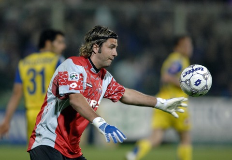 梅西世界波破门 帮助球队全取三分（梅西远射建功 助球队拿下三分）