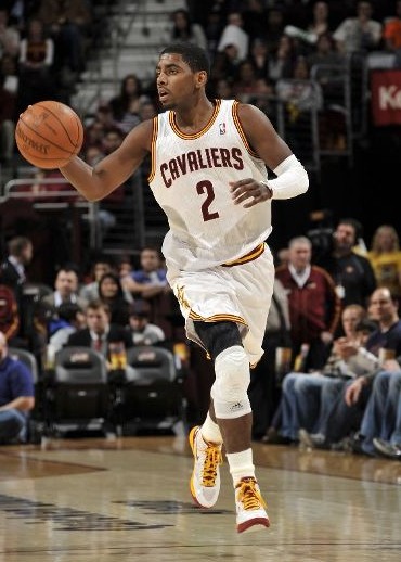 詹姆斯关键助攻锁定胜利（詹姆斯关键助攻锁定胜局）