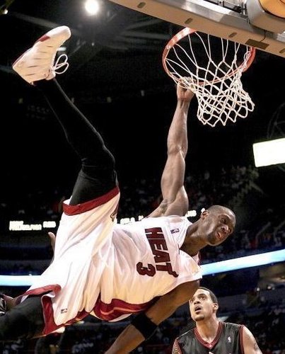 她在轮椅上“投中”梦想（轮椅上的她，投进了梦想）