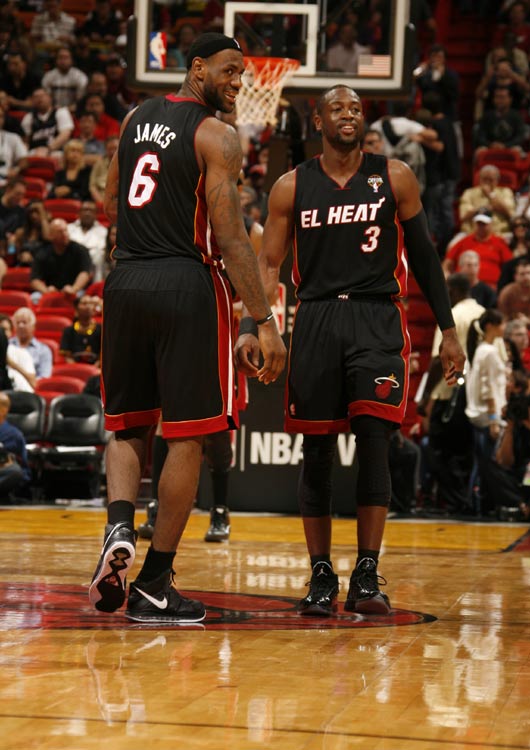 高手在民间！姐妹花脚踩箩筐练习武术，平衡力惊人！（民间卧虎藏龙！姐妹花踩箩筐练武，平衡感逆天）